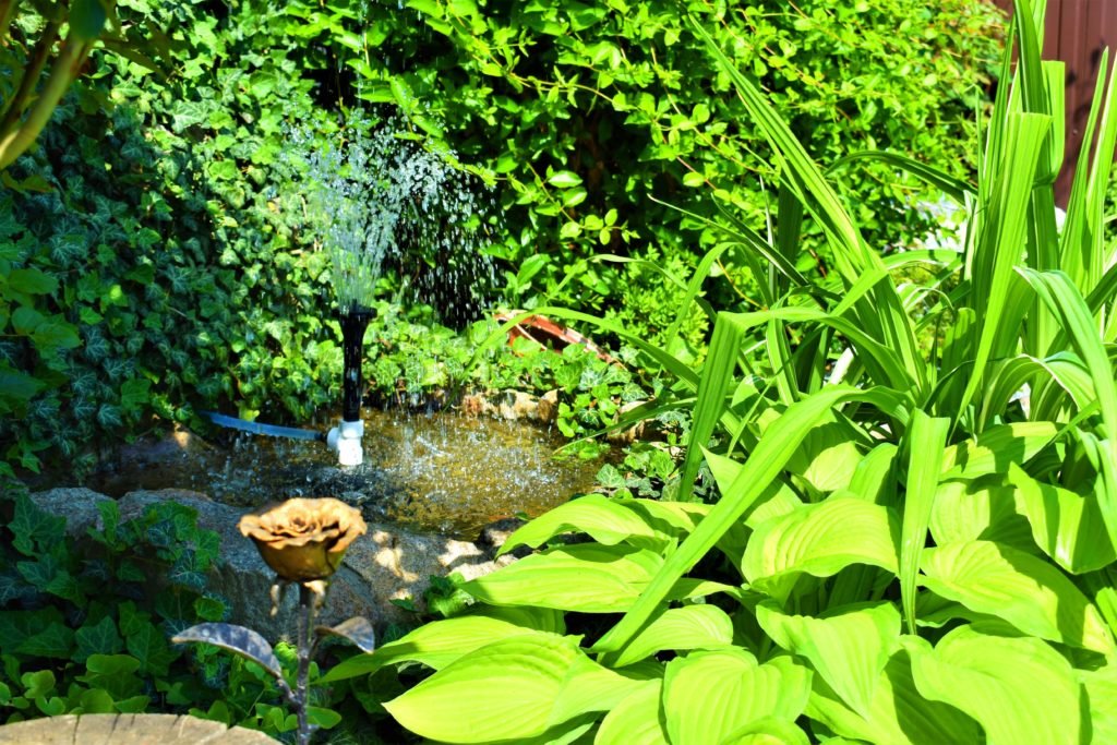 красивый маленький фонтан, фонтан родничек, строительство водных устройств, ландшафтный дизайн