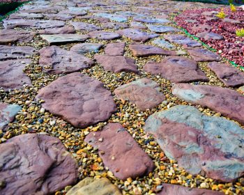 мощение красного кварцита, природные дорожки из камня, укладка дорожек из камня, ландшафтный дизайн